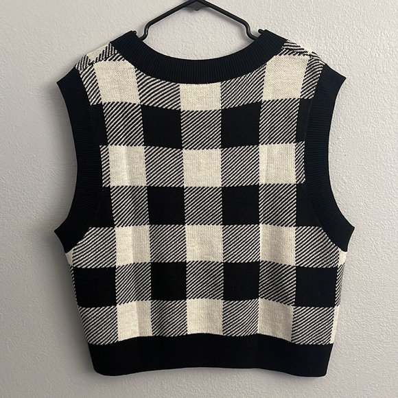 H&M sleeveless sweater in the checkered print. - Picture 4 of 6